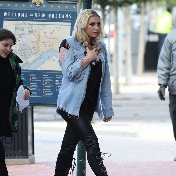 Kesha fait une apparition sur le tournage de "Bad Moms" à La Nouvelle-Orléans le 12 janvier 2016.