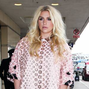 Kesha arrive à l‘aéroport de LAX à Los Angeles pour prendre l'avion, le 10 janvier 2016