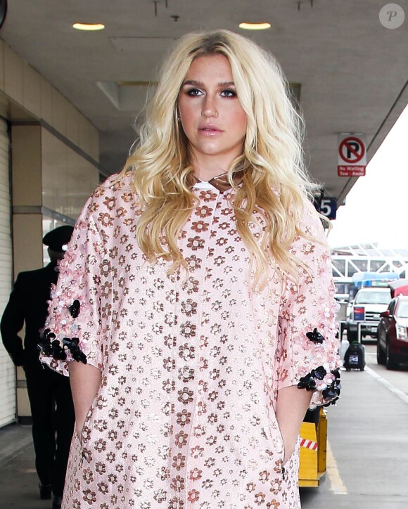 Kesha arrive à l‘aéroport de LAX à Los Angeles pour prendre l'avion, le 10 janvier 2016
