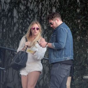 Exclusif - La chanteuse Kesha, qui semble avoir pris quelques kilos, sort déjeuner avec un ami à Los Angeles le 4 novembre 2015. © CPA/Bestimage