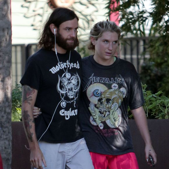 La chanteuse Kesha et son compagnon Brad Ashenfelter portent des t-shirts de musique métal à Los Angeles le 21 octobre 2015. © CPA/Bestimage