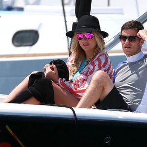 Exclusif - La chanteuse Kesha fait un shooting photo pendant ses vacances à Oahu, Hawaï le 23 septembre 2015. Kesha doit se sentir moins seul dans sont conflit avec sont ancien producteur Dr. Luke (Lukasz Gottwald) qu'elle accuse de viol et d'avoir abusé d'elle pendant des années. Ses fans ont lancé le hashtag FreedomForKesha pour la soutenir officiellement. Elle en a besoin, car les juges de l'affaire de viol ont interdit qu'elle ne travaille avec d'autres producteurs. Elle ne peut donc plus sortir de disques, ni partir en tournée. Si le procès s'éternise, elle risque de perdre sont public et le bénéfice de ses derniers tubes.