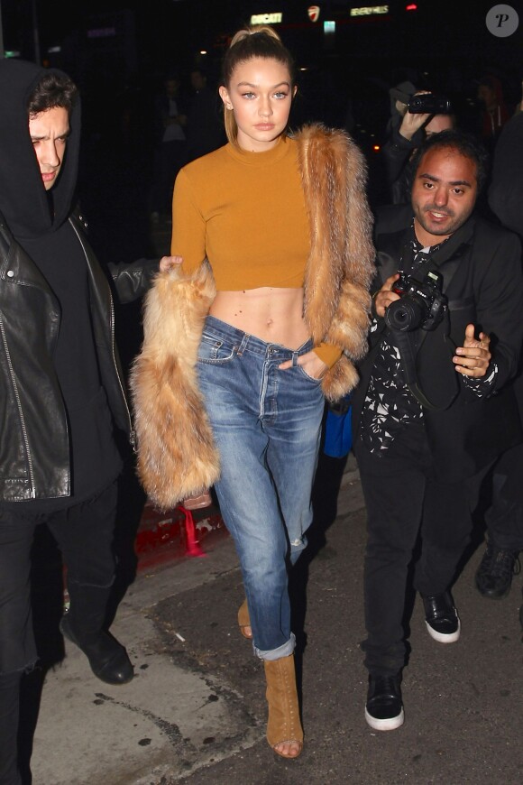 Gigi Hadid arrive à The Nice Guy à West Hollywood, habillée d'un manteau à capuche en fourrure de renard et de chaussures Tamara Mellon, d'un pull court A.L.C. et d'un jean RE/DONE. Los Angeles, le 29 janvier 2016.