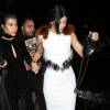 Kourtney Kardashian et Kylie Jenner, vêtue d'une robe blanche et chaussée de sandales Gianvito Rossi (modèle Carlie), quittent la soirée de lancement de la marque OUAI à Los Angeles. Le 4 février 2016.