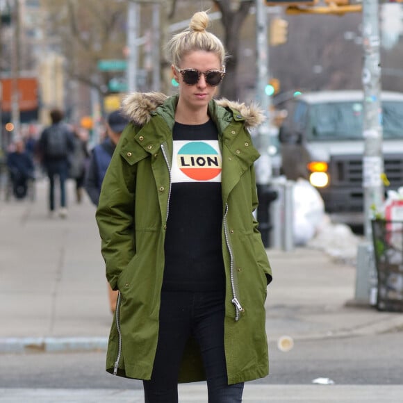 Exclusif - Nicky Hilton, enceinte, se promène à New York, habillée d'une parka Madewell, d'un pull Bella Freud et de baskets Isabel Marant. Le 2 février 2016.