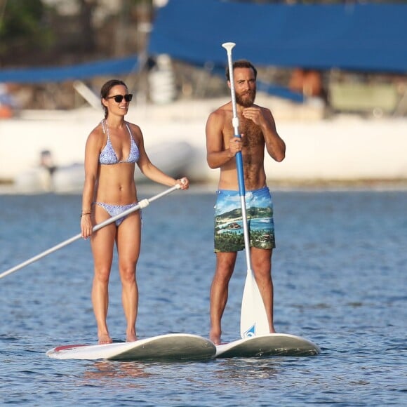 Exclusif - Pippa Middleton et son frère James en train de faire du paddle à Saint-Barthélemy le 22 août 2015.