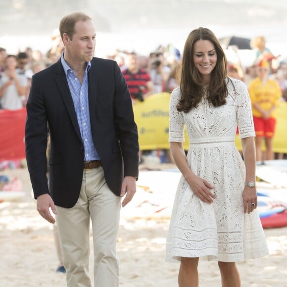 Le prince William et Kate Middleton sur la plage de Manly lors de leur visite officielle en Australie, le 18 avril 2014.