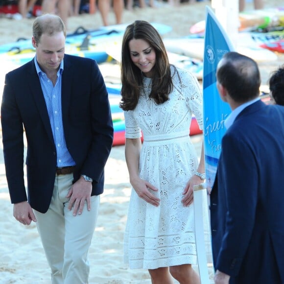 Le prince William et Kate Middleton sur la plage de Manly lors de leur visite officielle en Australie, le 18 avril 2014.