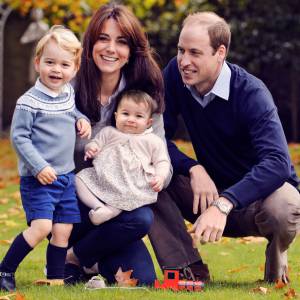 Le prince William et Kate Middleton, duc et duchesse de Cambridge, avec leurs enfants George et Charlotte dans le jardin du Palais de Kensington à Londres fin octobre 2015.