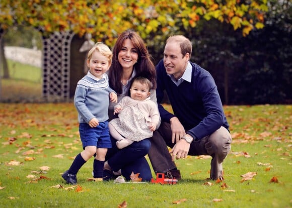 Le prince William et Kate Middleton, duc et duchesse de Cambridge, avec leurs enfants George et Charlotte dans le jardin du Palais de Kensington à Londres fin octobre 2015.