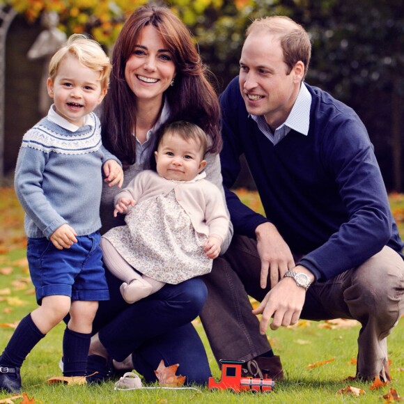Le prince William et Kate Middleton, duc et duchesse de Cambridge, avec leurs enfants George et Charlotte dans le jardin du Palais de Kensington à Londres fin octobre 2015.