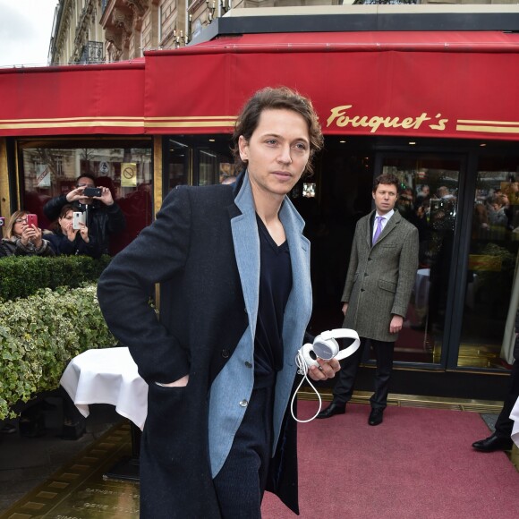 Le chanteur Raphaël - Arrivées au déjeuner des nommés aux César 2016 au Fouquet's à Paris, le 6 février 2016. ©Lionel Urman/Bestimage