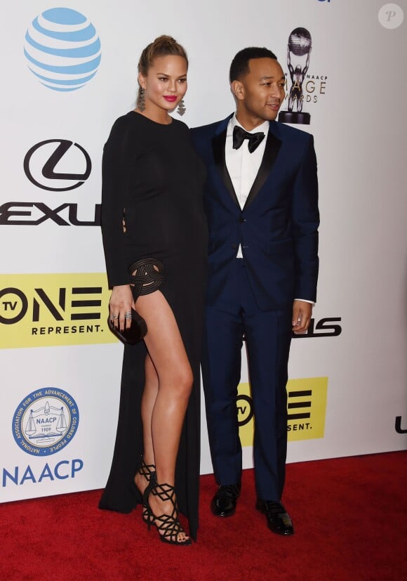 Le mannequin Chrissy Teigen (enceinte) et son mari John Legend lors des 47e "NAACP Image Awards" à Pasadena le 5 février 2016.