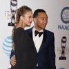 Le mannequin Chrissy Teigen (enceinte) et son mari John Legend lors des 47e "NAACP Image Awards" à Pasadena le 5 février 2016.