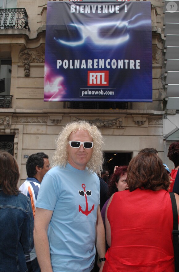Michel Polnareff quitte les studios de la radio RTL à Paris, le 9 juin 2007