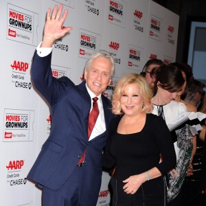 Michael Douglas et Bette Midler lors des Movies For Grownups Awards à Los Angeles, le 8 février 2016.