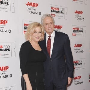 Michael Douglas et Bette Midler lors des Movies For Grownups Awards à Los Angeles, le 8 février 2016.