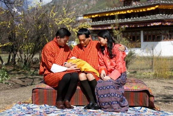 Le roi Jigme Khesar et la reine Jetsun du Bhoutan ont présenté le 9 février 2016, à l'occasion du nouvel an tibétain, la première photo officielle de leur fils le Gyalsey, né le 5 février. Le bébé repose sur les genoux de son grand-père le roi Jigme Singye, quatrième roi-dragon du Bhoutan.
