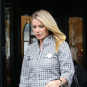 Gwyneth Paltrow quitte l'hôtel George V pour se rendre sur le défilé Haute Couture Chanel Printemps-Eté 2016 à Paris le 26 janvier 2016.