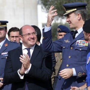 Le roi Felipe VI d'Espagne en visite à l'école de parachutisme "Mendez Parada" à Murcie le 9 février 2016.