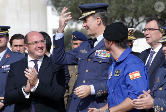 Le roi Felipe VI d'Espagne en visite à l'école de parachutisme "Mendez Parada" à Murcie le 9 février 2016.