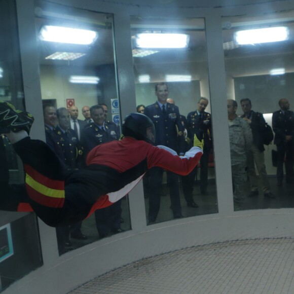 Le roi Felipe VI d'Espagne en visite à l'école de parachutisme "Mendez Parada" à Murcie le 9 février 2016.