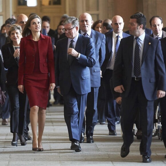 La reine Letizia d'Espagne en visite au palais royal de Madrid pour constater les améliorations architecturales en faveur de l'accessibilité pour les personnes handicapées le 10 février 2016