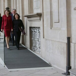 La reine Letizia d'Espagne en visite au palais royal de Madrid pour constater les améliorations architecturales en faveur de l'accessibilité pour les personnes handicapées le 10 février 2016