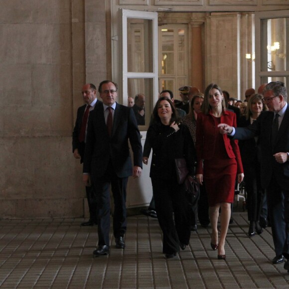 La reine Letizia d'Espagne en visite au palais royal de Madrid pour constater les améliorations architecturales en faveur de l'accessibilité pour les personnes handicapées le 10 février 2016