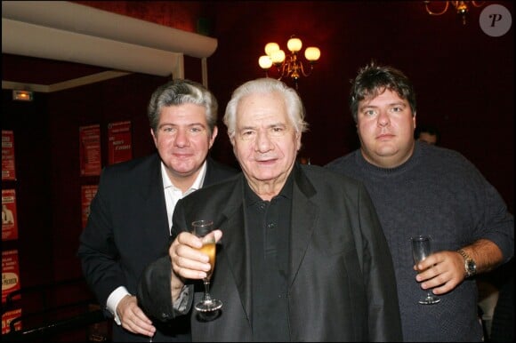 Michel Galabru et ses fils Jean et Philippe lors de ses 82 ans au Théâtre Saint Georges, Paris, le 28 octobre 2004