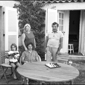 Michel Galabru, sa première épouse Anne et leurs fils Philippe et Jean dans leur maison à Saint Tropez, en 1978