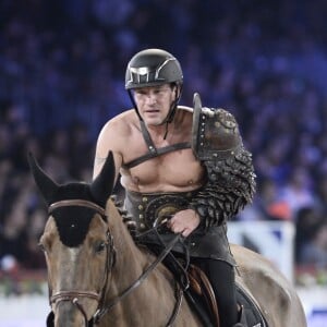 Benjamin Castaldi sur Carlito D'es (Team Laiterie de Montaigu) - Gala de charité de l'Amade lors du jumping Longines Master de Paris à Villepinte le 5 décembre 2015.