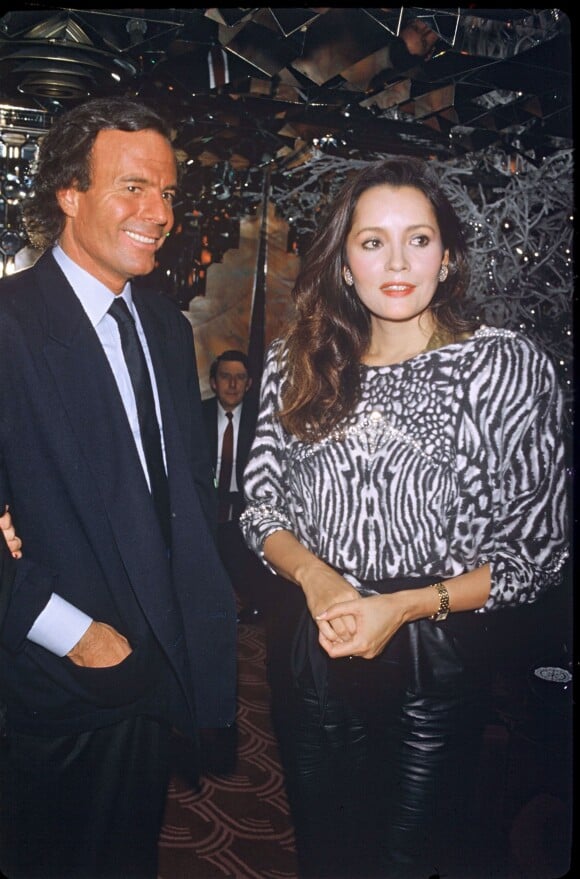 Julio Iglesias et Isabel Preysler à Paris en 1985