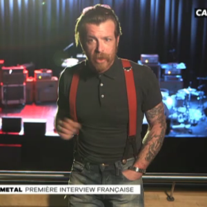 Jesse Hughes, leader du groupe Eagles of Death Metal accorde une interview à l'animatrice Maïtena Biraben. "Le Grand Journal" de Canal+, le 15 février 2016.
