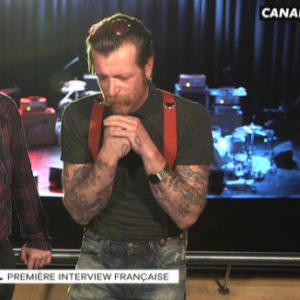 Jesse Hughes, leader du groupe Eagles of Death Metal accorde une interview à Maïtena Biraben. "Le Grand Journal" de Canal+, le 15 février 2016.
