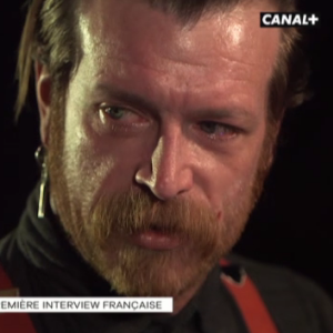 Jesse Hughes, leader du groupe Eagles of Death Metal accorde une interview à Maïtena Biraben. "Le Grand Journal" de Canal+, le 15 février 2016.
