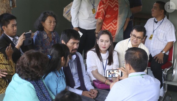 Manny Pacquiao, son épouse Jinkee et la trafficante de drogue Mary Jane Veloso à la prison de Wirogunan le 10 juillet 2015 à Yogyakarta