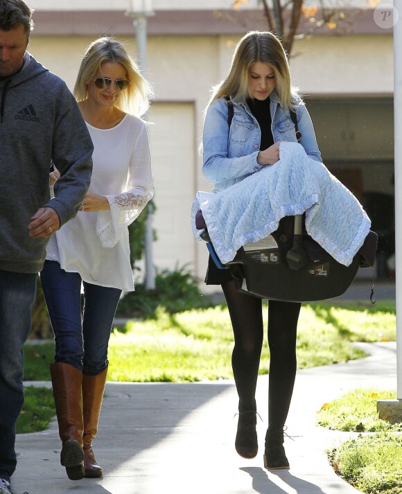 Exclusif - Briana Jungwirth quitte son domicile avec son bébé Freddie Reign Tomlinson (dont le père est Louis Tomlinson, chanteur du groupe One Direction) et sa mère; Louis Tomlinson n'était pas présent, à Los Angeles le 28 janvier 2016.