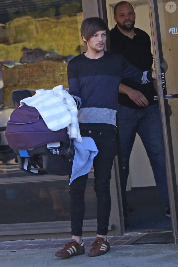 Exclusif - Louis Tomlinson et Briana Jungwirth emmènent leur nouveau né pour la première fois chez le pédiatre à Los Angeles, le 26 janvier 2016