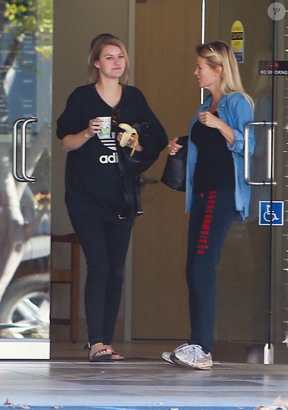Exclusif - Briana Jungwirth, enceinte de Louis Tomlinson (One Direction), avec sa mère à Los Angeles le 29 octobre 2015. Elle sort d'un rendez-vous chez le médecin avec sa mère Tammi.