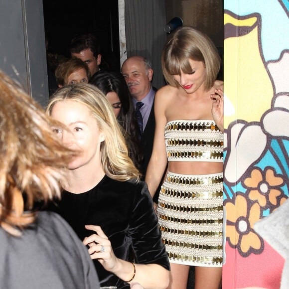 Taylor Swift entourée de son petit ami Calvin Harris et ses copines Camila Cabello et Lorde quittent le Hyde Sunset après l'afterparty des Grammy's à West Hollywood, Los Angeles, le 15 février 2016