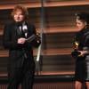 Ed Sheeran reçoit l'un de ses deux trophées pour "Thinking Out Loud" à la 58e cérémonie des Grammy Awards au Staples Center à Los Angeles, le 15 février 2016.