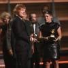 Ed Sheeran reçoit l'un de ses deux trophées pour "Thinking Out Loud" à la 58e cérémonie des Grammy Awards au Staples Center à Los Angeles, le 15 février 2016.