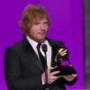 Ed Sheeran reçoit le trophée de la chanson de l'année pour "Thinking Out Loud" à la 58e cérémonie des Grammy Awards au Staples Center à Los Angeles, le 15 février 2016. La chaîne CBS fait un gros plan sur un un homme et une femme qui ne sont pas les parents du chanteur.