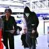 Exclusif - Val Kilmer, visage caché par un bandana et capuche sur la tête, arrive à l'aéroport LAX de Los Angeles. Le 11 août 2015