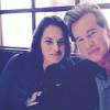 Val Kilmer, visiblement guéri, pose avec une amie. On peut voir la cicatrice sur sa gorge. (photo postée le 10 février 2016)