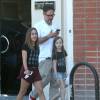 Exclusif - David Arquette (le poignet gauche dans le plâtre), sa fille Coco et une amie sont allés déjeuner, puis ont mangé une glace à la sortie du restaurant à West Hollywood. Le 16 juillet 2015