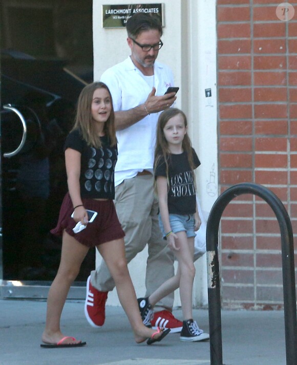 Exclusif - David Arquette (le poignet gauche dans le plâtre), sa fille Coco et une amie sont allés déjeuner, puis ont mangé une glace à la sortie du restaurant à West Hollywood. Le 16 juillet 2015