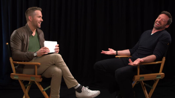 Ryan Reynolds interviewe Hugh Jackman pour la promotion du film Eddie The Eagle.