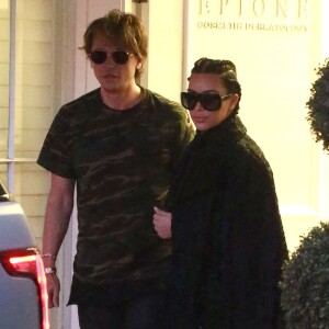 Jonathan Cheban et Kim Kardashian quittent le centre de dermatologie et laser Epione à Beverly Hills, le 18 février 2016.